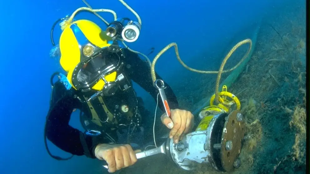 Unidad de Buceo de Cadiz realizando trabajos subacuaticos