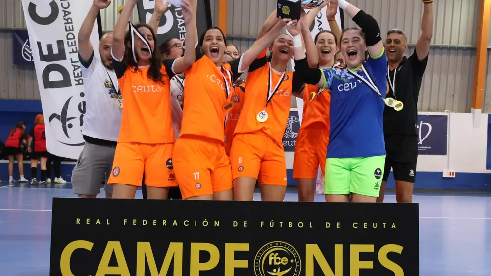 Las jugadoras del Camoens levantan la copa de campeonas