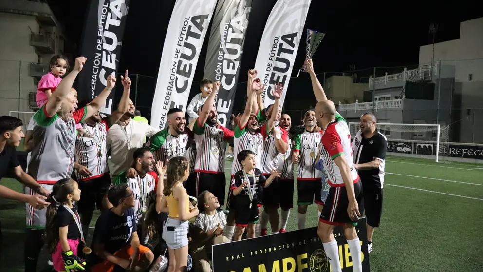 Los integrantes del CD UCIDCE levantan la copa de campeones de la Liga de Veteranos +35