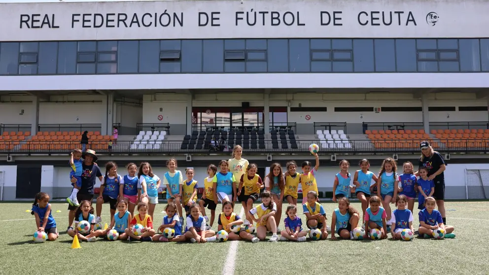 Las alumnas posan con sus diplomas en la &uacute;ltima jornada de la actividad UEFA Playmakers de la RFFCE