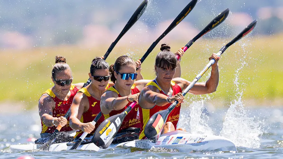 Sara Ouzande, encabezando el K-4 de Espa&ntilde;a que se ha proclamado campe&oacute;n de Europa