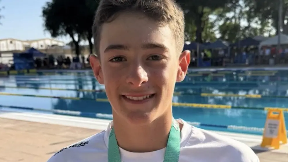 Jaime L&oacute;pez posa feliz con su medalla de plata