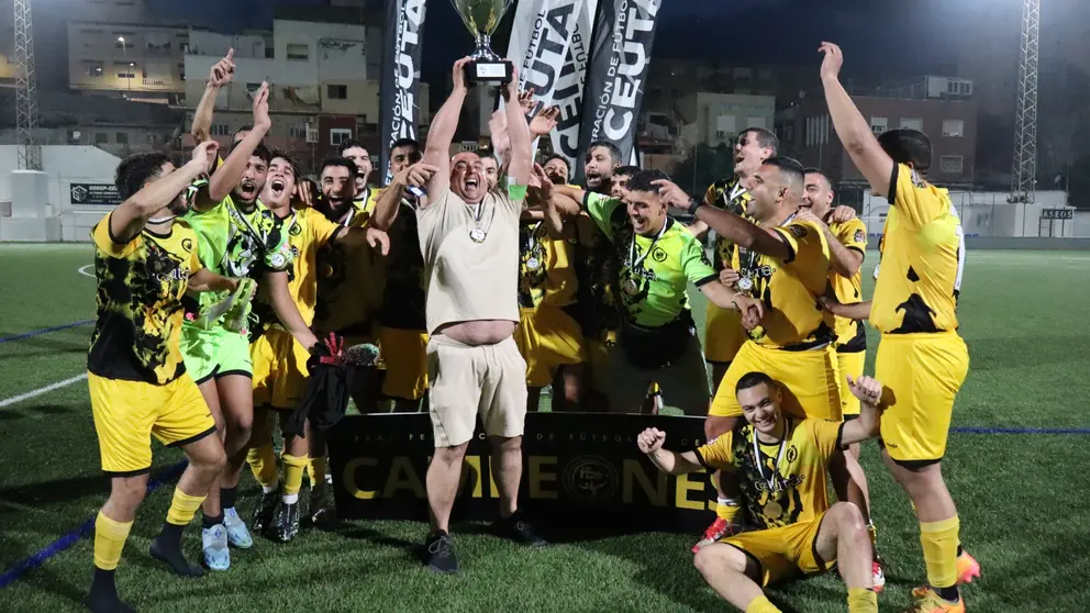 Los componentes del Ceuta 6 de Junio levantan la copa de campeones de la Regional Preferente