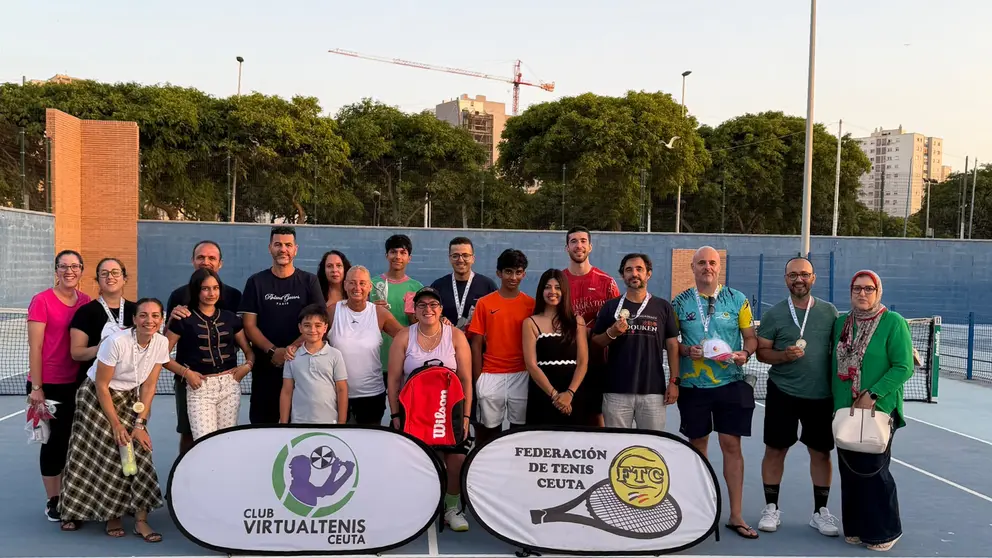 Foto de familia tras la entrega de trofeos de la Liga de Tenis