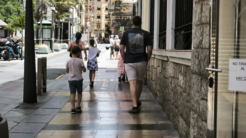 gente calle verano