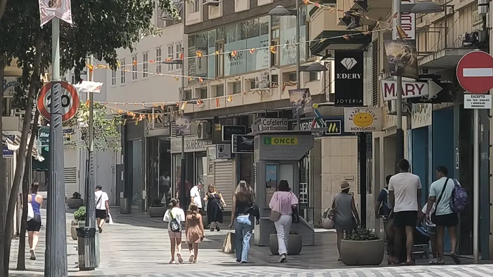 gente calle verano