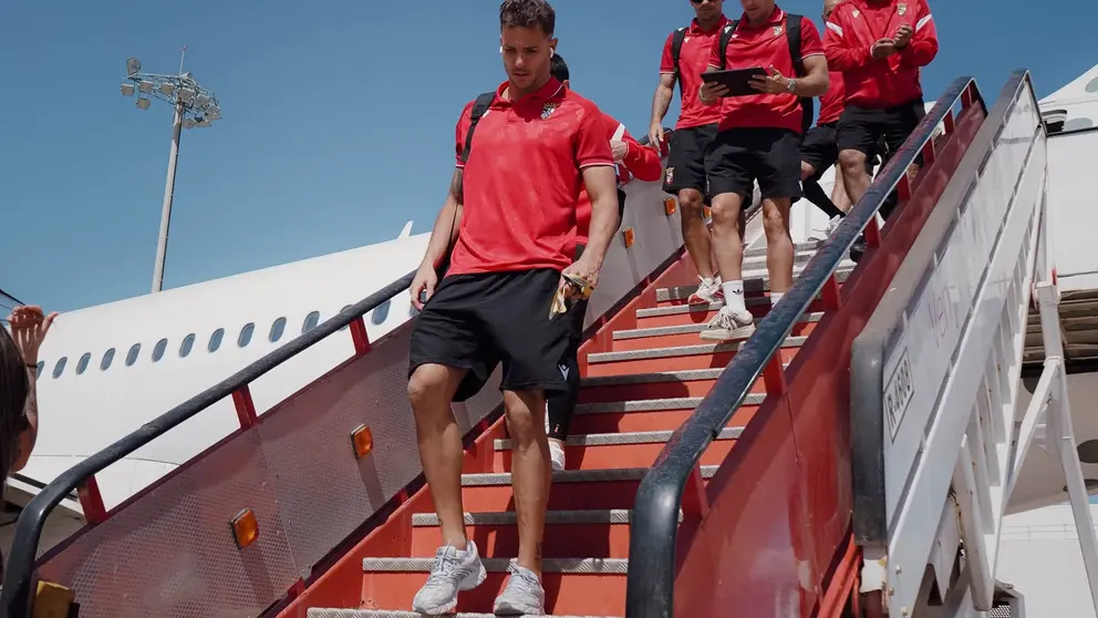 Jugadores de la AD Ceuta, a su llegada al aeropuerto de Palma