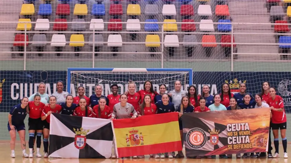 Las jugadoras de la AD Ceuta Femenino y el Camoens posan con las banderas de Ceuta y Espa&ntilde;a
