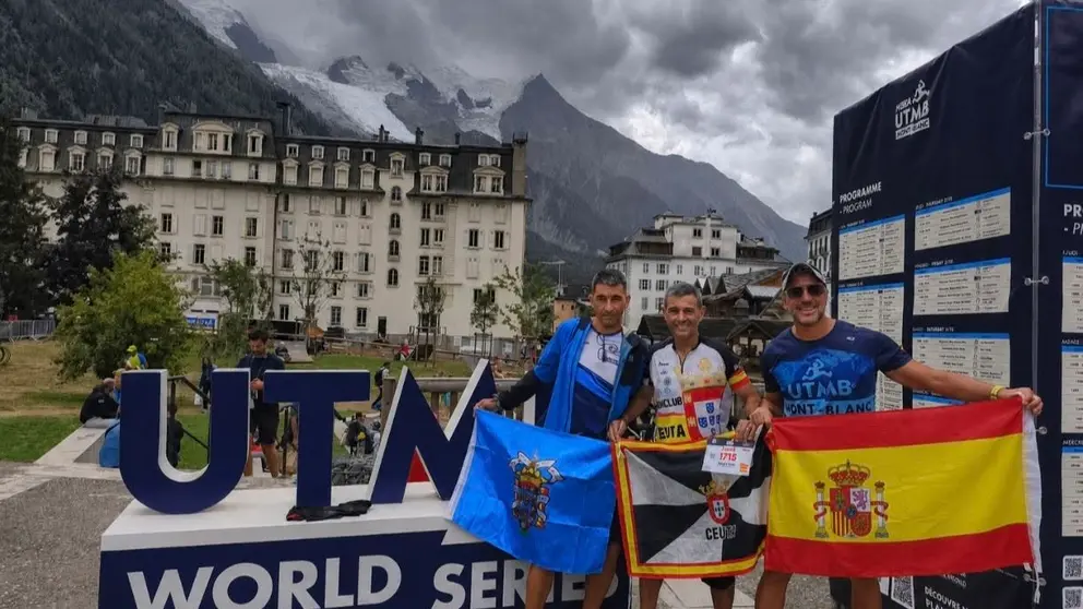 Jos&eacute; Luis Rodr&iacute;guez Zamora -en el centro- ha paseado la bandera de Ceuta por las cimas alpinas