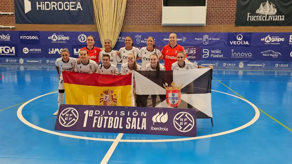 Las jugadoras del Ceuta posan en Alcantarilla con las banderas de Espa&ntilde;a y de la ciudad aut&oacute;noma