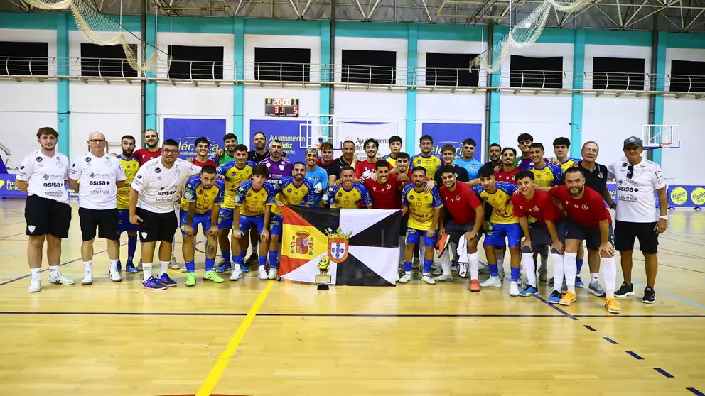 Los dos equipos han posado junto con las banderas de Espa&ntilde;a y Ceuta para apoyar a la ciudad aut&oacute;noma