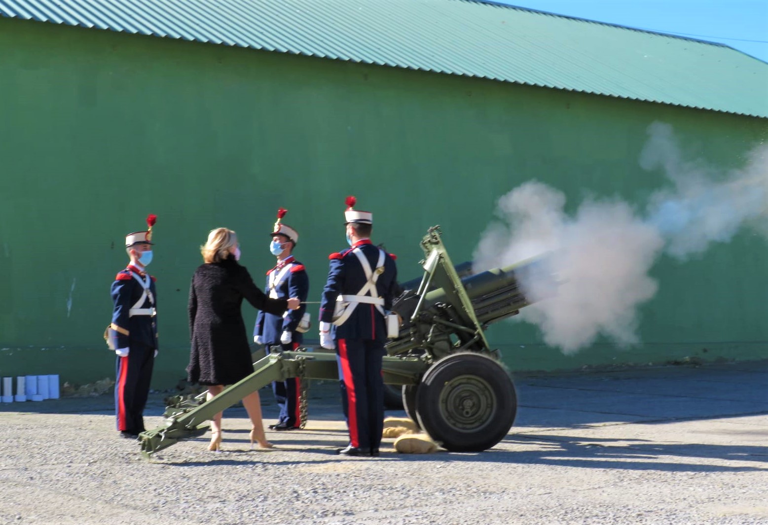Artillera de Honor realizando disparo
