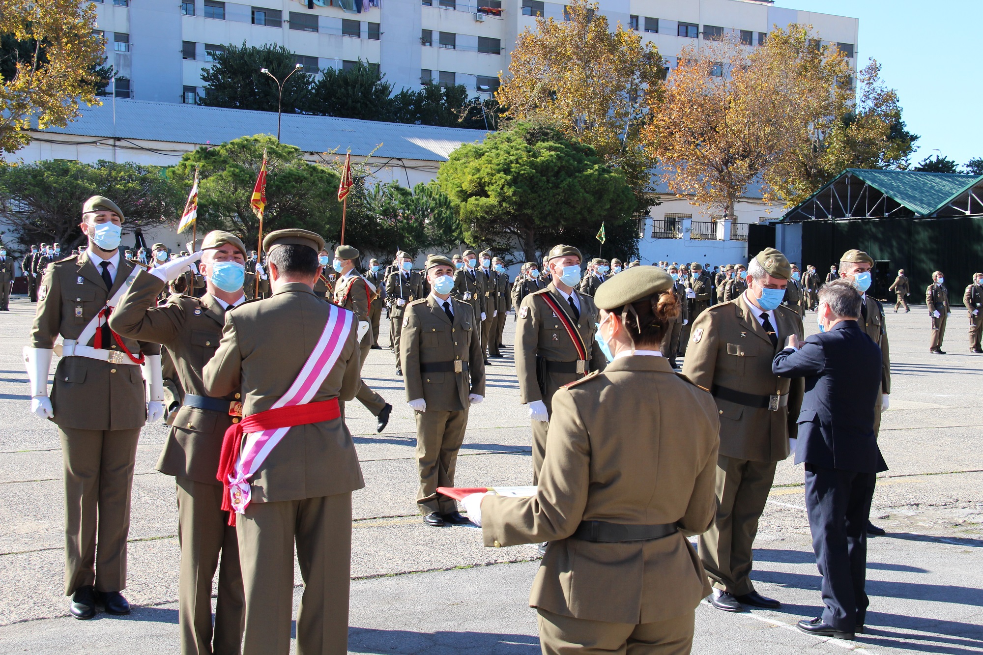 Imposición de condecoraciones COMGE interino y Presidente ciudad