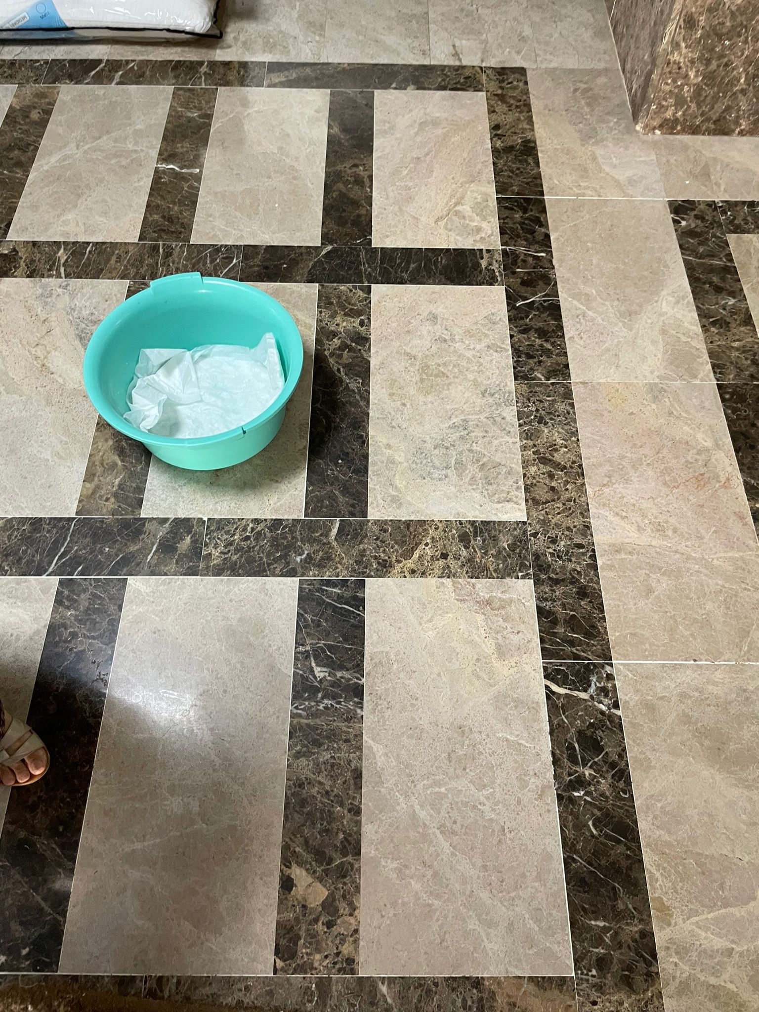imagen de uno de los recipientes en el pasillo para recoger el agua de las goteras
