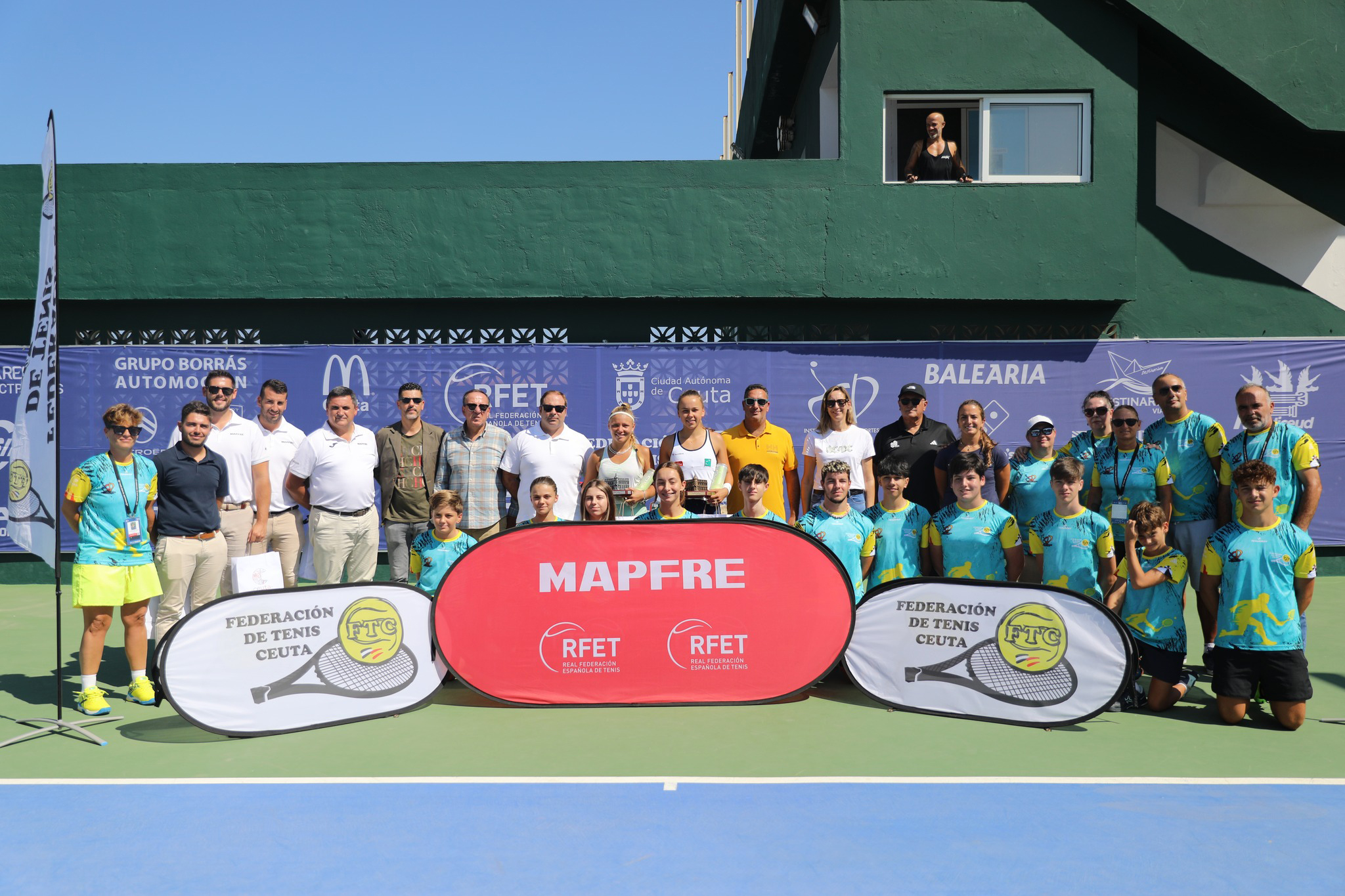 Foto de familia de finalistas, organizadores y colaboradores, tras la entrega de trofeos
