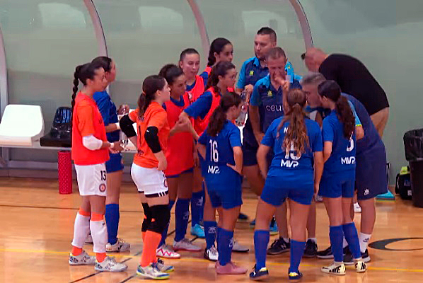 Las integrantes del CD Camoens, antes de empezar su partido contra el Chiloeches