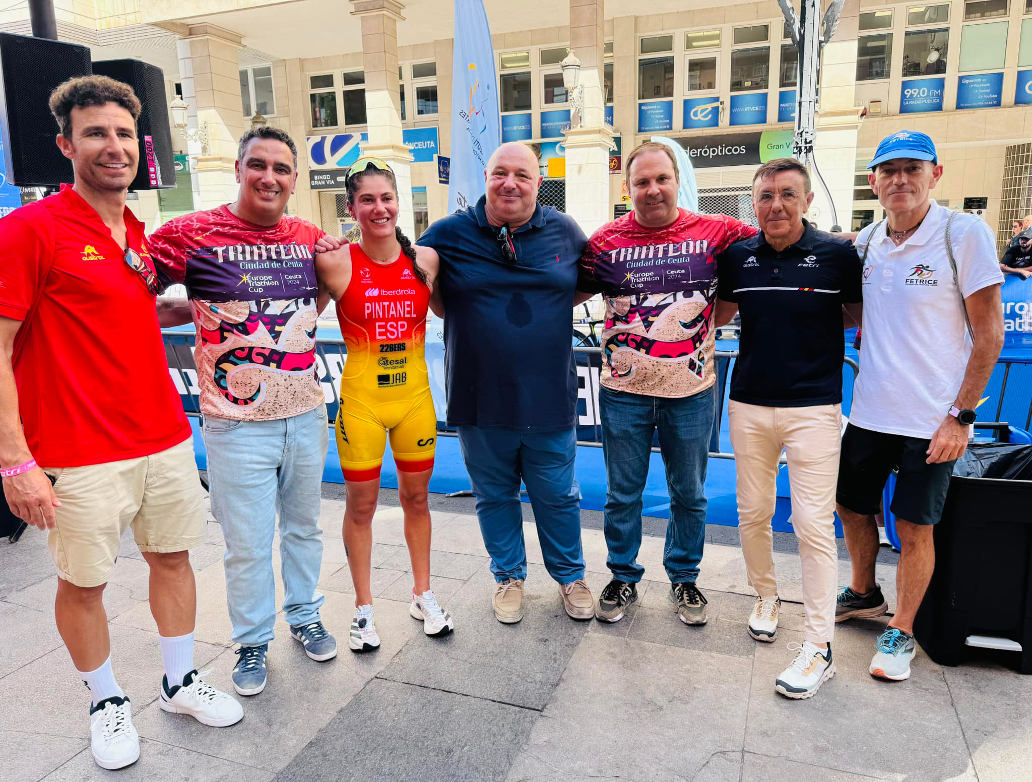 Los responsables de Deportes de la Ciudad y el presidente de la Federación Española de Triatlón han participado en la entrega de trofeos