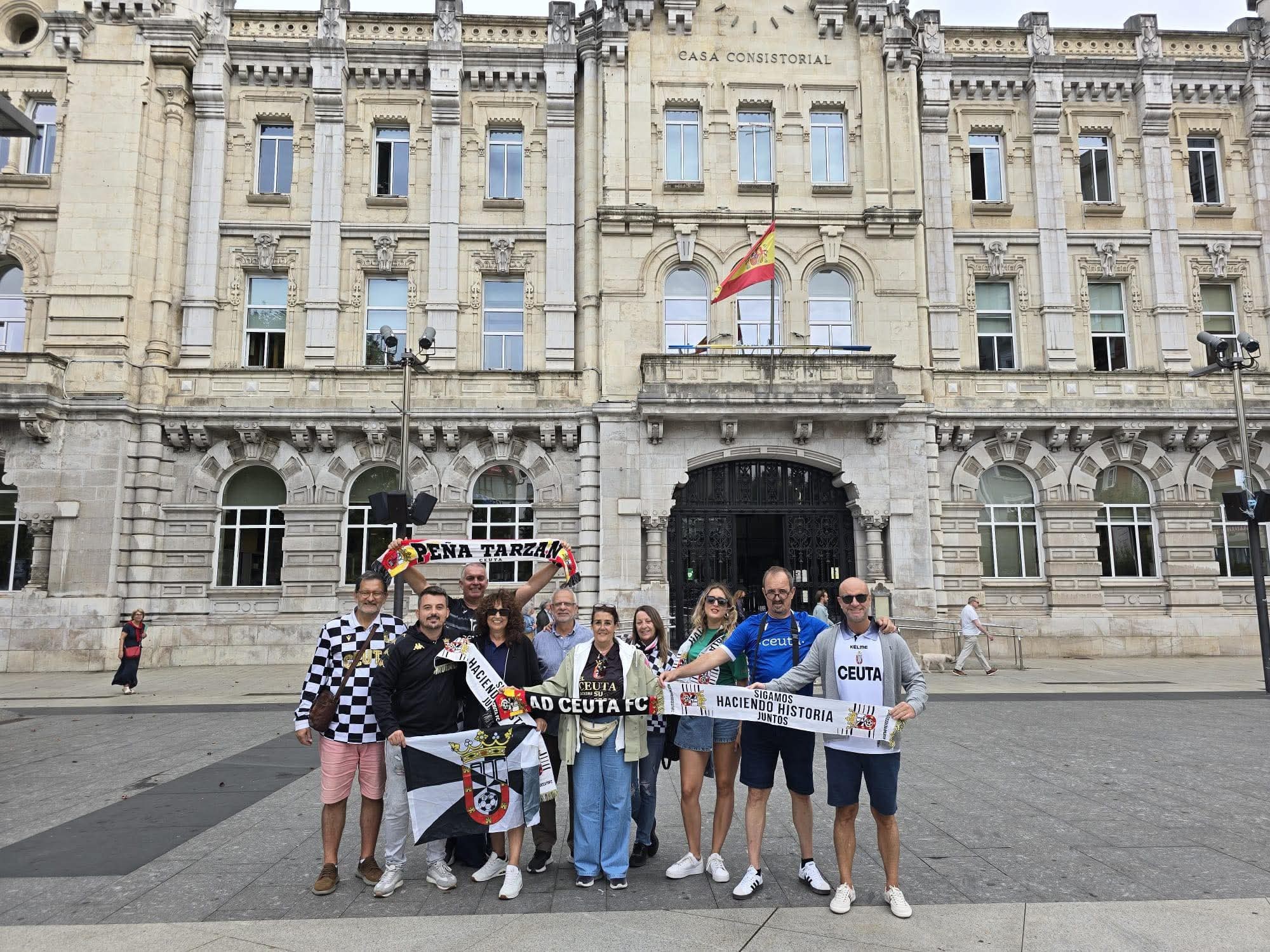 Aficionados de la AD Ceuta, ante la Casa Consistorial de Santander