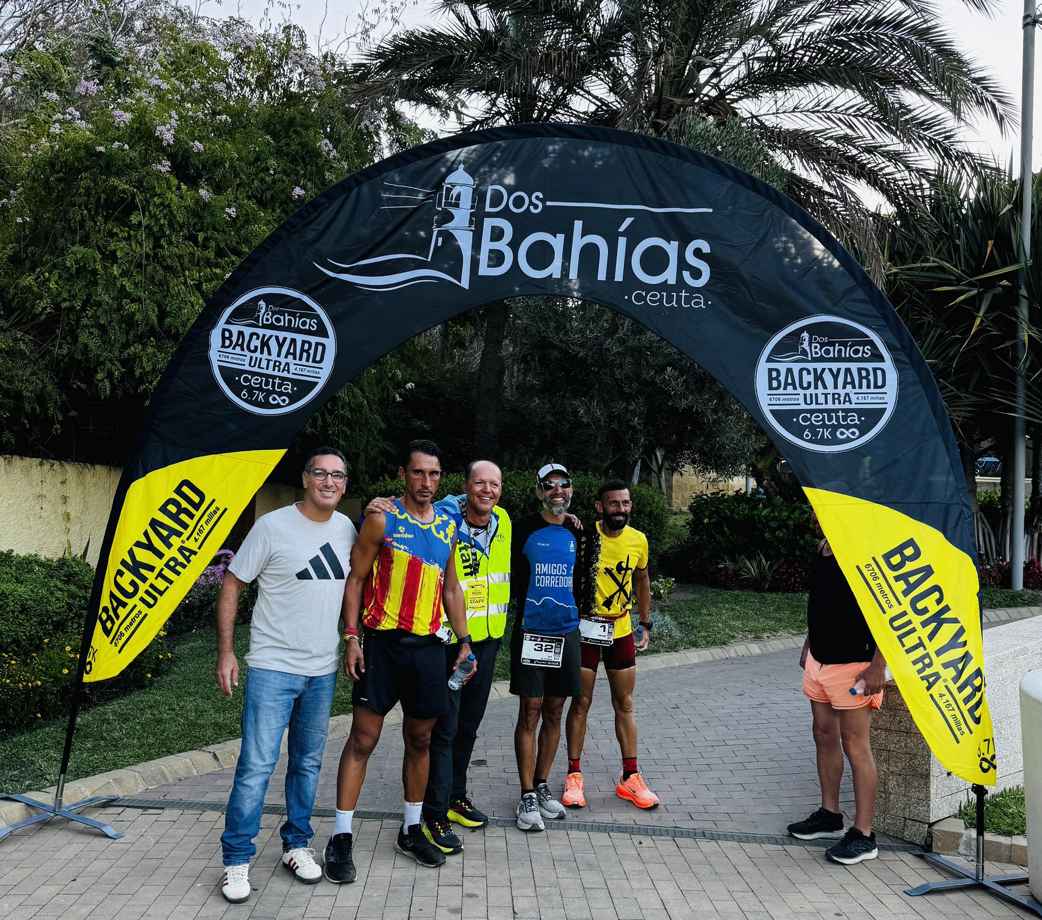 Los tres finalistas, antes de iniciar una nueva vuelta al recorrido