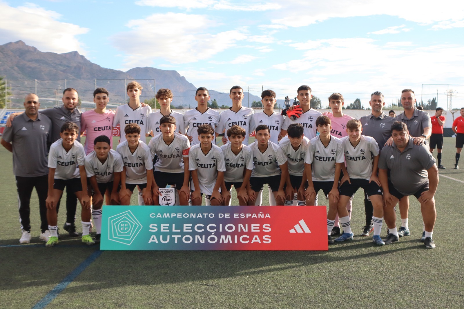 Los integrantes de la selección de Ceuta Sub-16, antes del último partido contra Extremadura