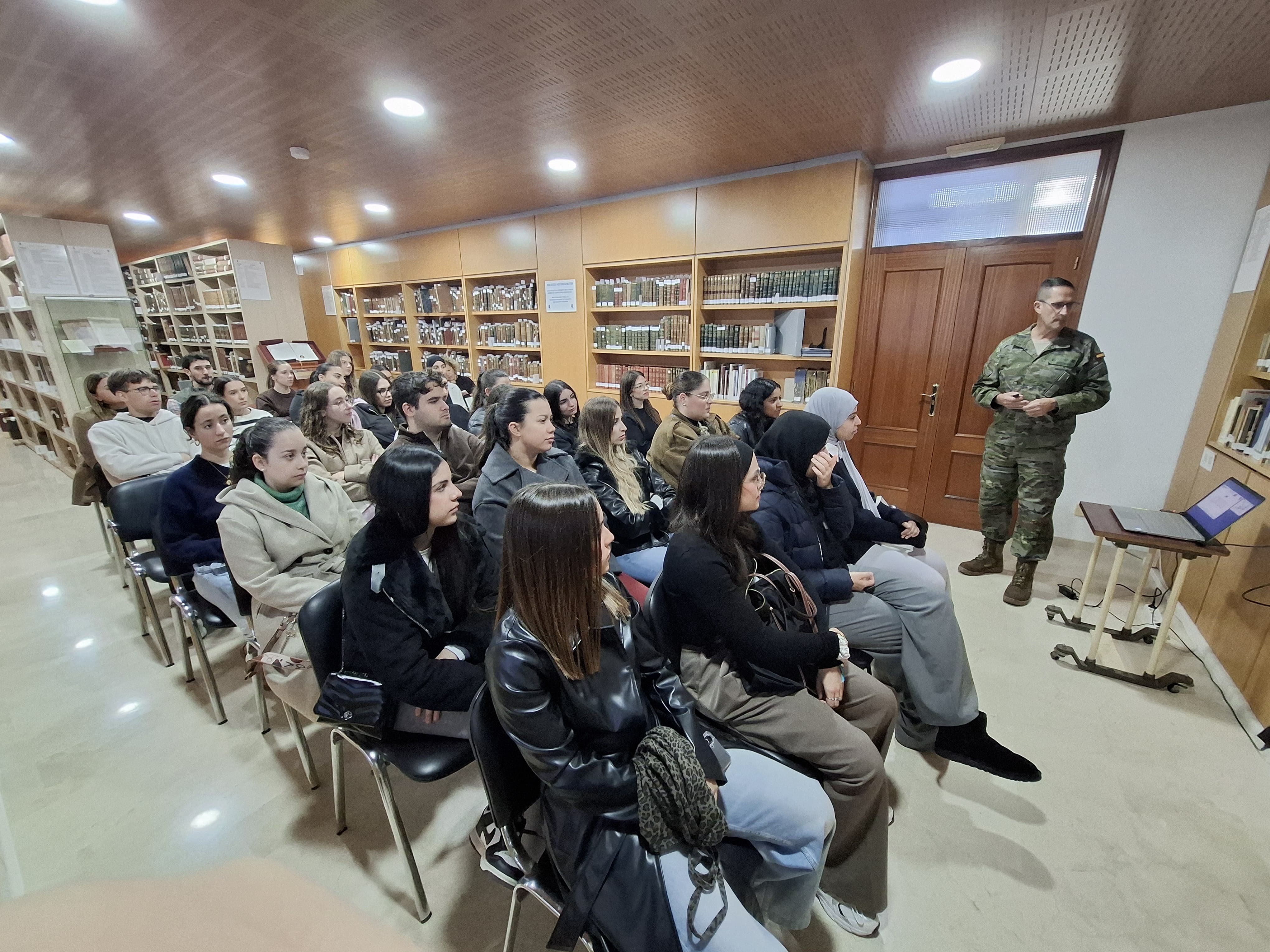estudiantes enfermería biblioteca militar