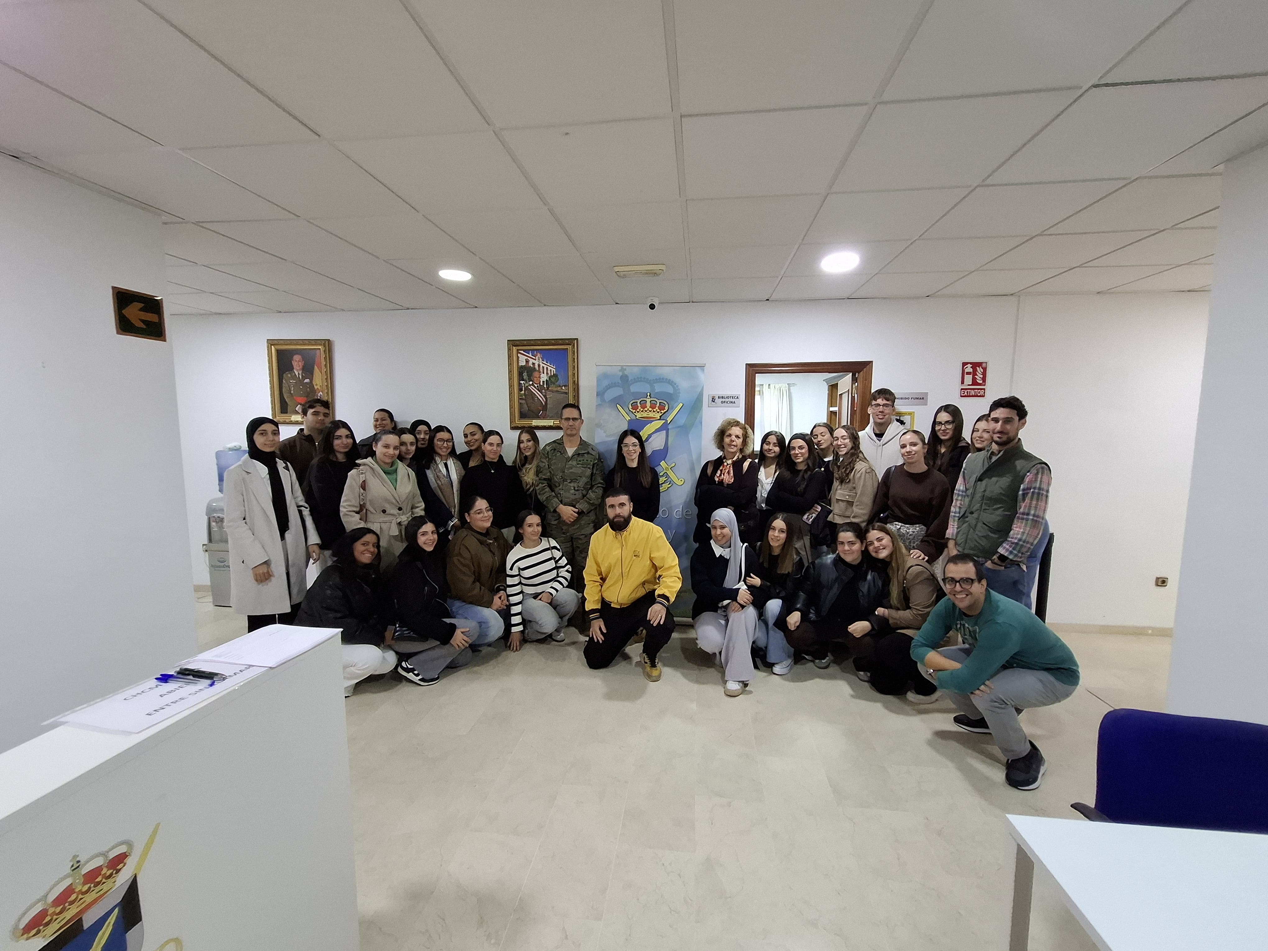 estudiantes enfermería biblioteca militar