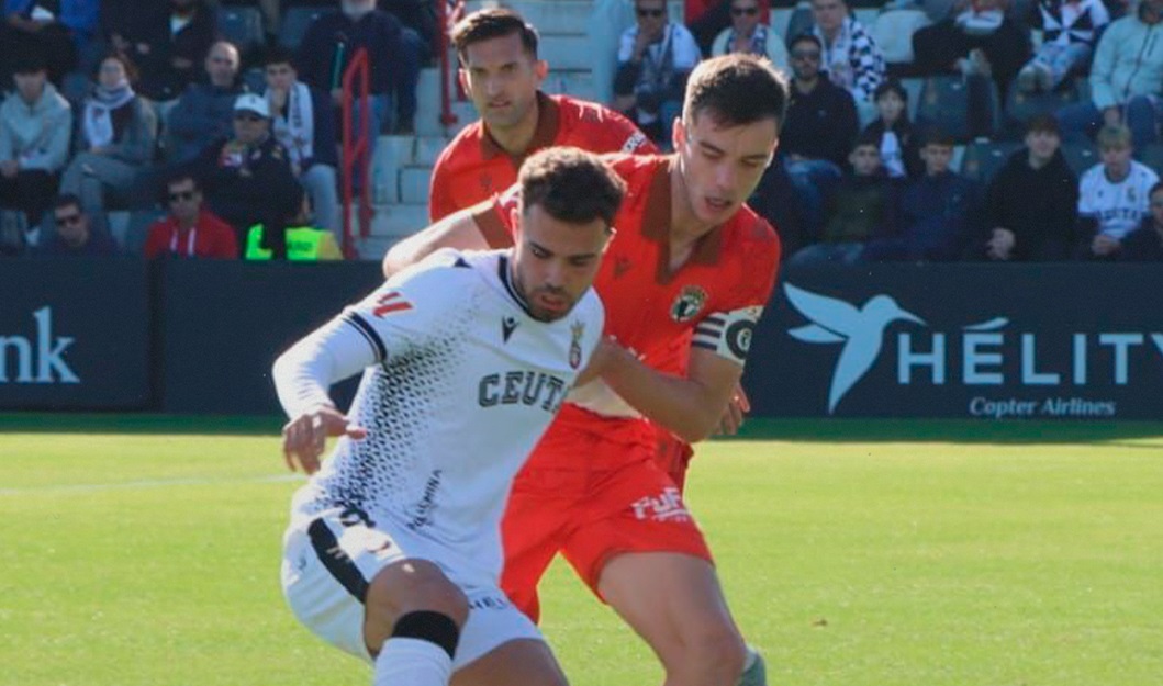 Marcos Fernández protege el balón ante Aitor Córdoba