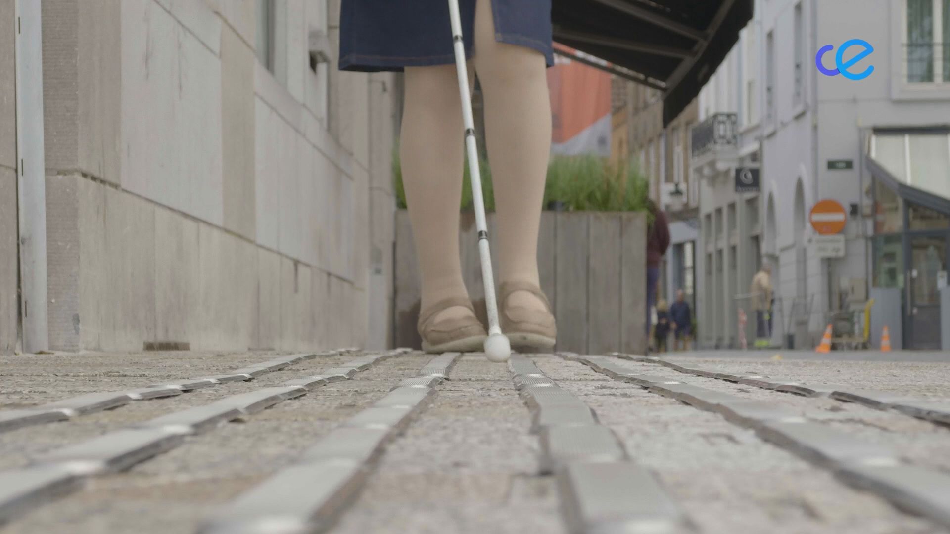 accesibilidad, mujer con baston