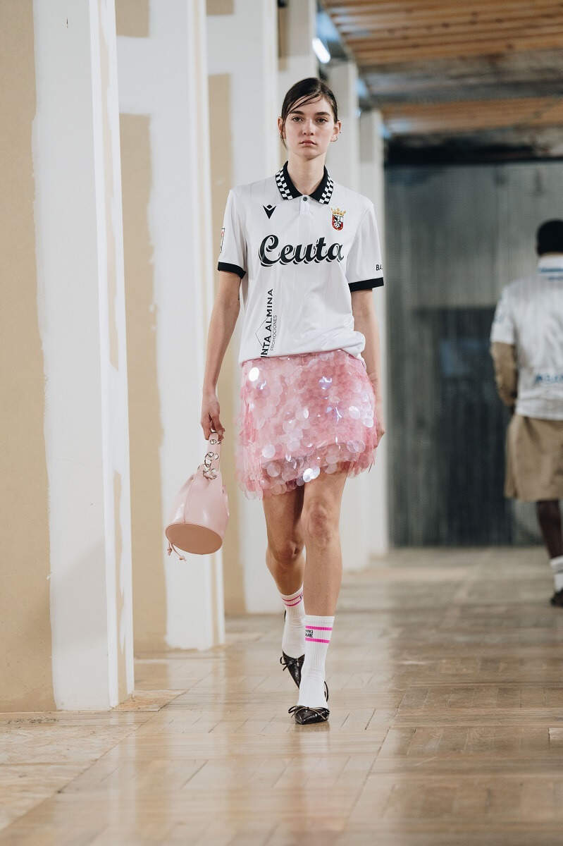 Una imagen de la modelo que lució la camiseta retro del Ceuta durante el desfile