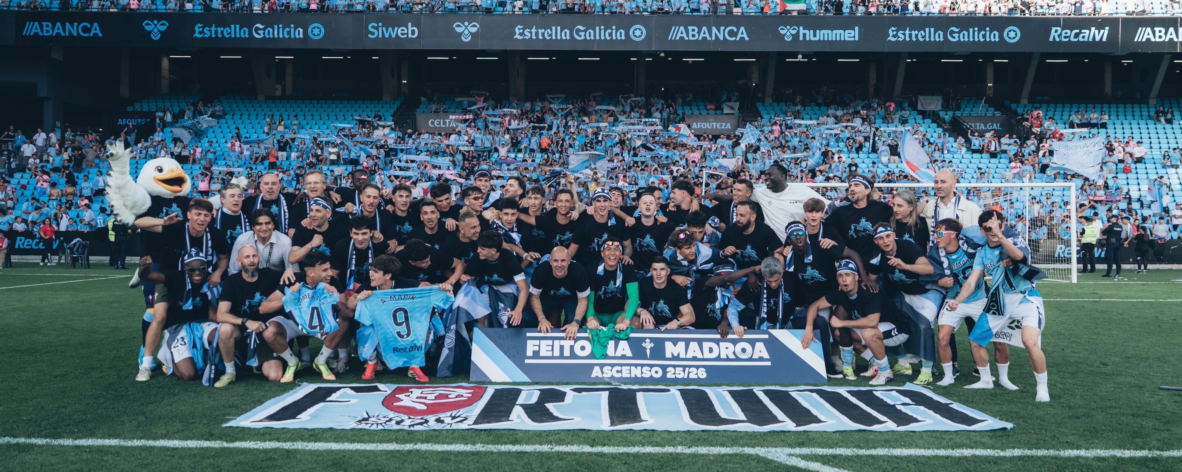 Los jugadores del Sabadell celebran el ascenso con su afición