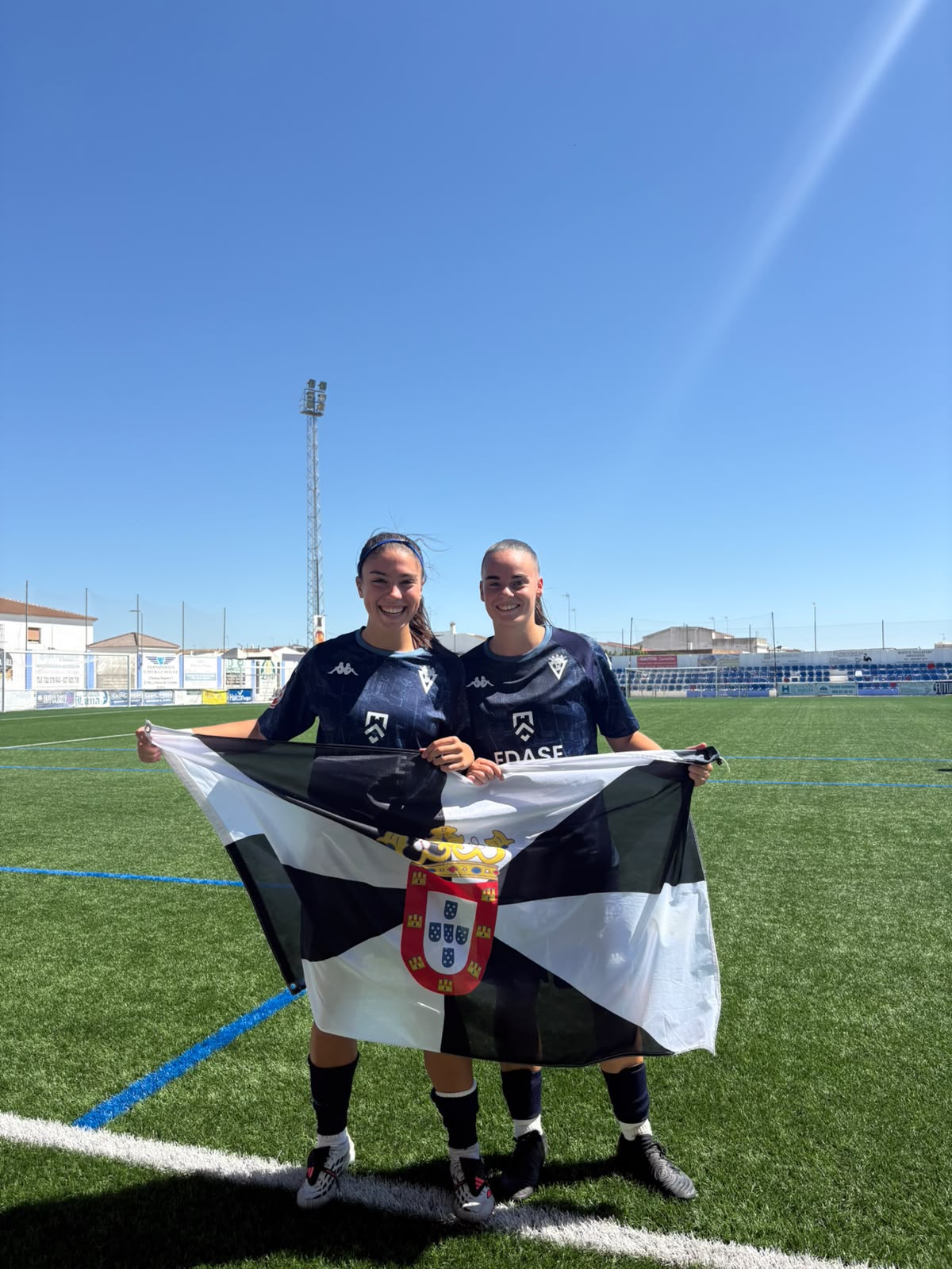 Ángela Ortiz y Lucía Atencia, con la bandera de Ceuta